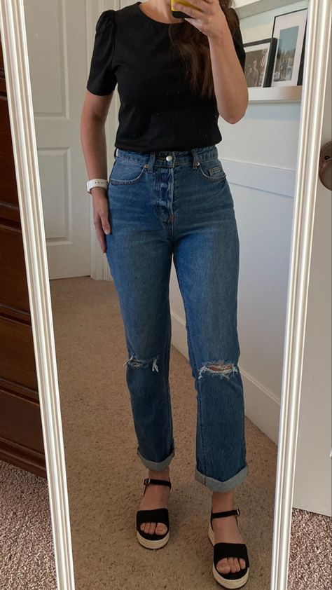 Black top, high-waisted button-fly boyfriend jeans, black espadrille sandals •distressed jeans •black sandals •Spring outfit Flat Sandals Outfit Jeans, Black Sandals Outfit, Boyfriend Jeans Black, Jeans Outfit Spring, Spring Sandals, Sandals Outfit, Closet Inspiration, Black Espadrilles, Espadrille Sandals