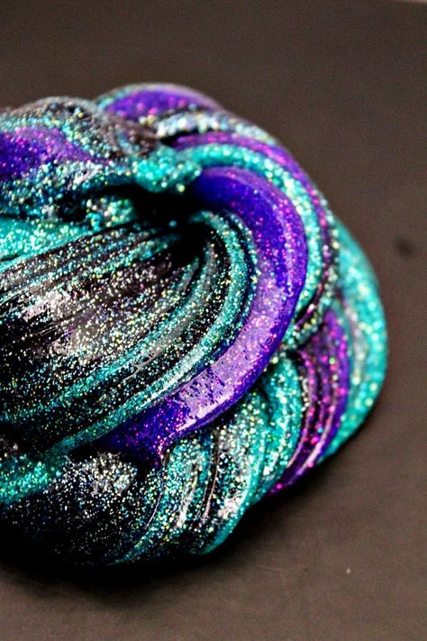 Learn how to make galaxy slime with this easy #galaxy #slimerecipe. The dark colors and glitter combine for #DIYslime that is truly out of this world! Glitter Glue Slime Recipes, Glitter Slime Recipe, Colorful Slime, Fluffy Slime Recipe, Borax Slime, Slime Birthday, Pretty Slime, Galaxy Slime, Slime No Glue