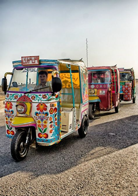 Indian Truck Art, Rickshaw Art, Indian Truck, Truck Art Pakistan, Pakistan Art, Pakistani Art, Pakistan Culture, Bus Art, Beautiful Pakistan