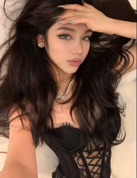 Black Vibe, Glam Inspiration, Makeup Cute, Brunette Makeup, Makeup Tip, Cute Makeup Looks, Medium Length Hair Cuts, Girls Makeup, Pretty Makeup