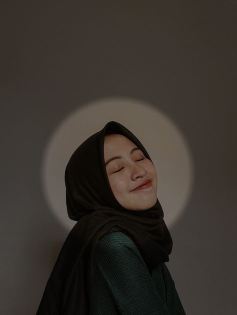 Hijab Photoshoot Ideas At Home, Hijab Pic, Spotlight Effect, Hijab Photography, Ayang Ku, Hijab Ideas, Single Pic, Pre Wedding Shoot Ideas, Foto Shoot