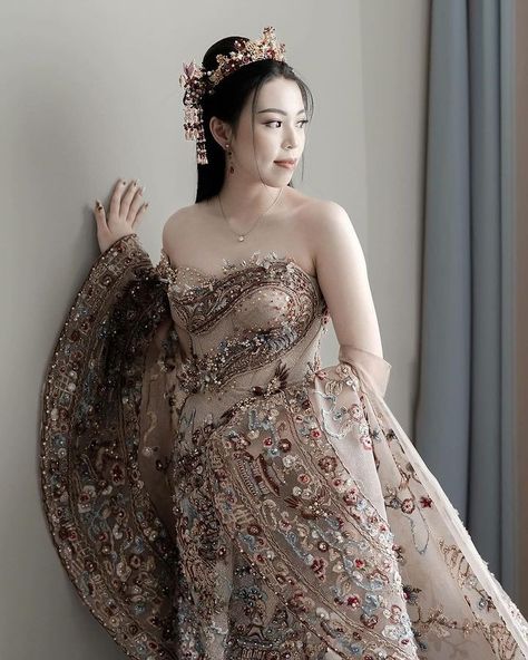 Wedding gown & Cheongsam (@alethea_official.id) • Instagram photos and videos Chinese Modern Wedding Dress, Cheongsam Modern Wedding, Sangjit Dress, Qipao Gown, Cheongsam Wedding, Asian Inspired Wedding, Wedding Cheongsam, Pattern Clothes, Cheongsam Modern