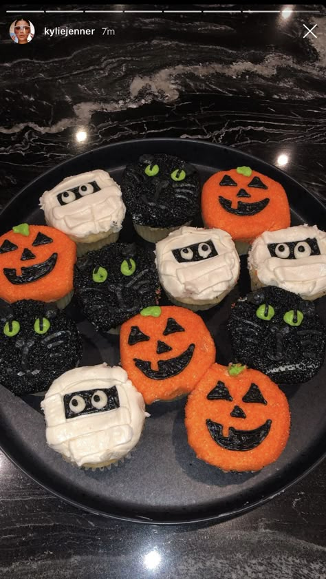 Kylie Jenner Halloween, Pillsbury Halloween Cookies, Ghost Sugar Cookies, Easy Halloween Cookies Recipes, Halloween Sugar Cookies Decorated, Halloween Sleepover, Halloween Cookie Recipes, Halloween Breakfast, Halloween Cookies Decorated