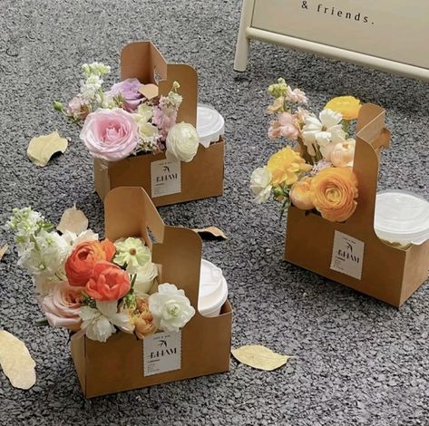 Cawan Kopi, Flower Box Gift, Coffee Flower, Lake Food Ideas Summer, Food Ideas Summer, Lake Food Ideas, Flower Bar, Lake Food, Holiday Gift Wrap