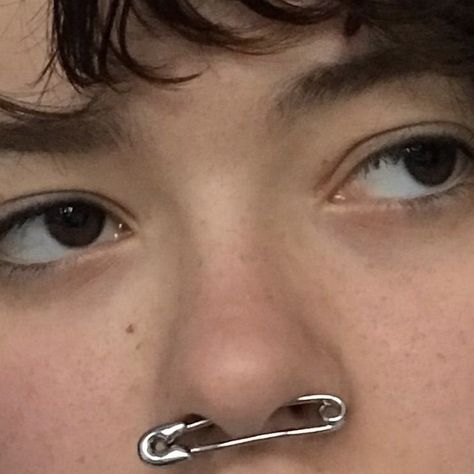 safety pin septum nose piercing Septum Piercings, Nose Piercings, Cool Piercings, Cute Piercings, Mia 3, Septum Piercing, Body Modifications, Grunge Hair, Piercing Tattoo