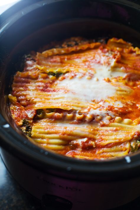 Super Easy Veggie Crockpot Lasagna - a handful of simple ingredients for a healthy family dinner. Healthy Family Dinner, Crock Pot Lasagna Recipe, Crockpot Lasagna, Dump Dinners, Healthy Family Dinners, Crock Pot Slow Cooker, Healthy Family, Healthy Crockpot, Crock Pot Cooking