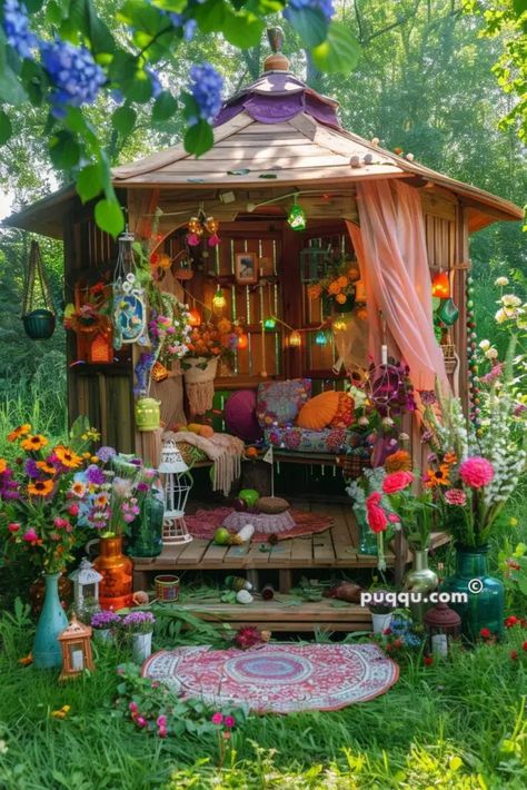 Front Yard Inspiration, Garden Patio Ideas, Garden Gate Ideas, Boho Outdoor Space, Wooden Garden Gate, Luxurious Garden, Hippie Garden, Yard Inspiration, Backyard Seating Area