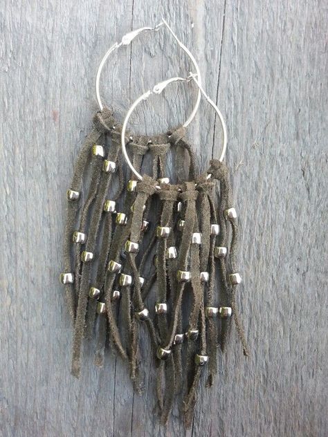 Diy Leather Jewelry Boho Chic, Bohemian Leather Earrings, Bohemian Brown Jewelry With Beaded Fringe, Bohemian Leather Dangle Jewelry, Handmade Leather Bohemian Earrings, Leather Fringe Earrings, Hantverk Diy, Wrap Bangles, Diy Collier