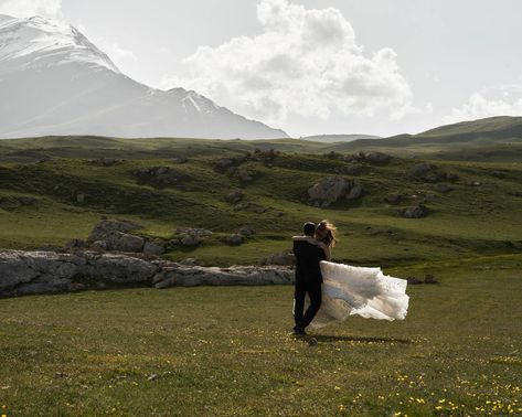 Wedding Mountains, When I Get Married, Plan My Wedding, Wedding Goals, Dreamy Wedding, Wedding Pics, Mountain Wedding, Photography Inspo, Bride Wedding