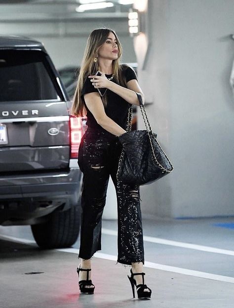 Sofia Vergara Street Style, Sofia Vargara, Sofia Vergara Hot, Sofia Vergara Style, Sequin Jeans, Fox Dress, Soft Dramatic, Mommy Outfits, Chanel Chain