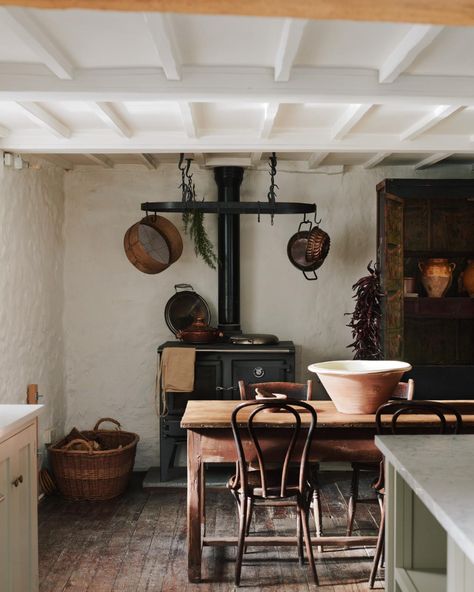 Countryside Kitchen, Kitchen Accessories Design, Devol Kitchens, Iron Shelf Brackets, Pot Hanger, Cottage Kitchens, Interior Trend, Pots And Pans, Country Kitchen