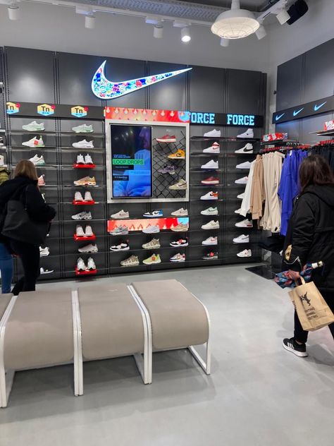 Badminton Store, Sneakers Smart Casual, Nike World, Shoe Store Design, Store Shelves Design, Beaverton Oregon, Retail Store Interior Design, Architectural Lighting Design, Clothing Store Design