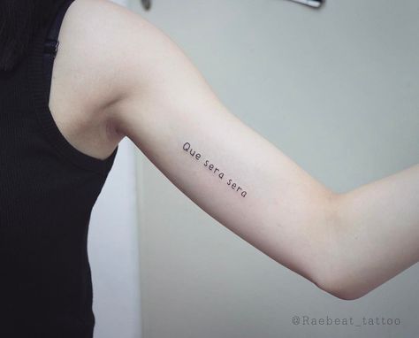 Que sera sera by Rae Beat Ce Sera Sera Tattoo, Lo Que Sera Sera Tattoo, Que Sera Sera Tattoo Ideas, Que Sera Sera Tattoo Fonts, Sera Sera Tattoo, Que Sera Sera Tattoo, Bicep Tattoo Women, Tattoo Word Fonts, Tattoo Side