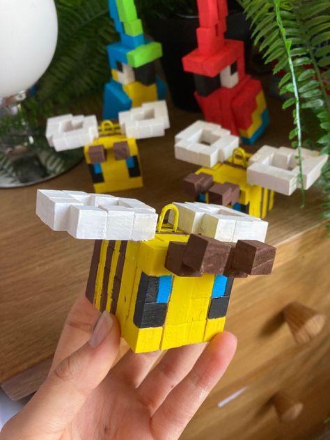 Minecraft Wooden Cube Diy, Minecraft Bee Wooden Blocks, Minecraft Wooden Cube Art, Minecraft Flower Wood Blocks, Minecraft Wood Block Craft, Wooden Block Minecraft, Minecraft Flowers Wooden Blocks, Minecraft Cube Art, Minecraft Wooden Block Crafts