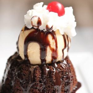 Chili's Hot Fudge Molten Lava Cake Recipe - Six Sisters' Stuff Copycat Chili, Brownie Trifle Recipe, Crockpot Chocolate, Molten Lava Cakes Recipe, Chocolate Caramel Brownies, Lava Cake Recipe, Molten Lava Cake, Fudge Dessert, Molten Cake