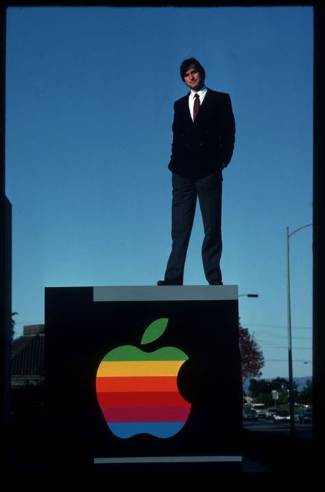 Steve Jobs Young Pictures, Steve Jobs Aesthetic, Tech Genius Aesthetic, Steve Jobs Young, Steve Jobs Wallpaper, Startup Aesthetic, Steve Jobs Photo, Stratton Oakmont, Geek Aesthetic