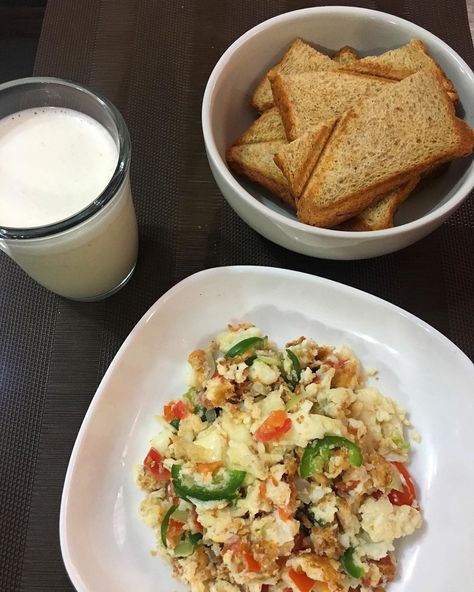 ¿Y tú qué desayunaste hoy?   HUEVO A LA MEXICANA   - clara de huevo 🥚  - pimiento 🌶  - cebolla  - jitomate 🍅  - condimentos   - pan integral 🍞   LICUADO 🥛;  almendras, plátano 🍌 , leche semi descremada, avena.  ¡Personaliza  tus porciones! #nutrición #salud #vitalidad #SR  @nutr.sergioreyes