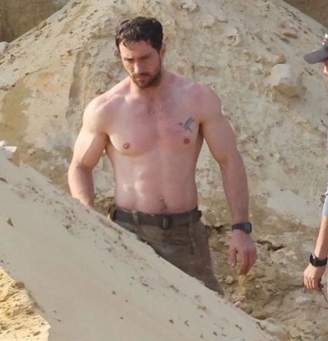 Aaron Taylor-Johnson Aaron Taylor Johnson Shirtless, Hollywood Male Actors, Perfect Physique, Invincible Comic, Aaron Johnson, Aaron Taylor, Aaron Taylor Johnson, Fantasy Gowns, Famous Men