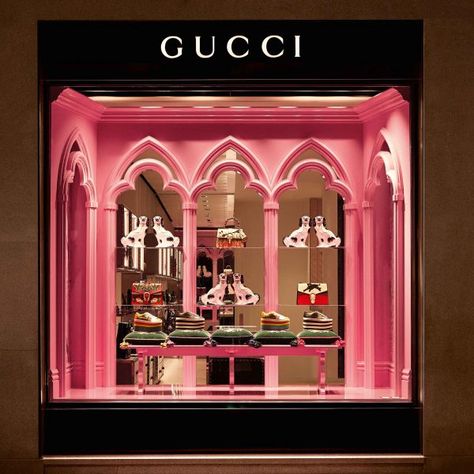 Parfum Gucci, Vitrine Design, Window Display Retail, Jewelry Store Design, Retail Interior Design, Visual Merchandising Displays, Store Window Displays, Window Display Design, Gucci Store