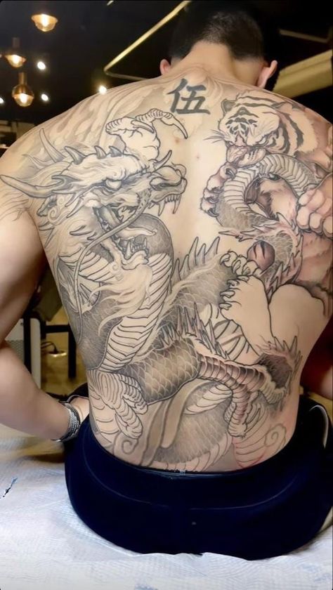 Yakuza Style Tattoo, Tato Phoenix, Japanese Back Tattoo, Cool Back Tattoos, Yakuza Tattoo, Back Piece Tattoo, Desen Realist, Tattoo Inspiration Men, Full Back Tattoos