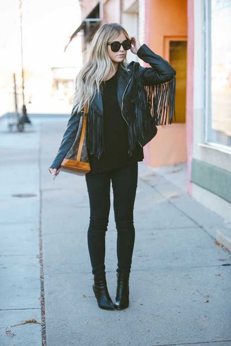 24 Outfit Ideas With Fringed Jackets 2022 Fringe Jacket Outfit, Ankle Boots With Jeans, Wilde Westen, Fringe Leather Jacket, Jacket Outfit, Trendy Fall Outfits, Fringe Jacket, Autumn Fashion Casual, Trendy Fall