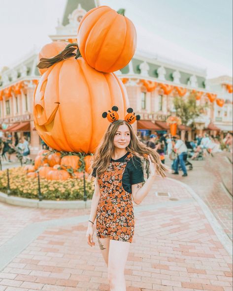 Disneyland Pumpkin Pictures, Disneyland Halloween Outfit, Disney Land Pictures, Disneyland Pics, Halloween At Disneyland, Disney Ootd, Disney Halloween Parties, Disneyland Photography, Vacay Ideas