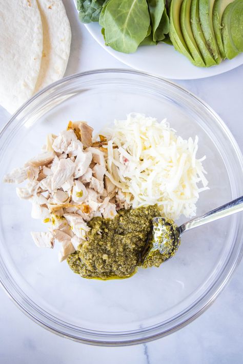 Chicken Wrap Filling Ideas, Chicken Pesto Quesadilla, Shredded Chicken Wraps, Pesto Chicken Wrap, Southwestern Chicken Wrap, Easy Chicken Wrap, Pesto Wrap, Can Chicken Recipes, Spinach Wraps