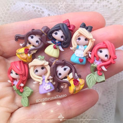 Disney Clay Charms, Polymer Clay Disney, Crea Fimo, Clay People, Polymer Clay Kawaii, Arte Do Kawaii, Fantastic Beast, Clay Doll, Polymer Clay Figures