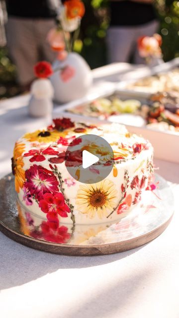 ANGELA PAN on Instagram: "Create your own pressed floral cake! A very easy process. Just in time for all the summer garden parties 🌷🌷🌷  Edible flowers: @petiteingredient  Custom white cake: @thecheesecakeshop   #pressedflowers #floralcake #diycake #cakedecorating #edibleflower #gardenparty #diyhack #cakehacks #cakedesign #cakestyle" Fall Pressed Flower Cake, Wildflower Smash Cake, Summer Garden Parties, Pressed Floral, Cake Hacks, Summer Garden Party, Fashion Cakes, Garden Parties, Floral Cake