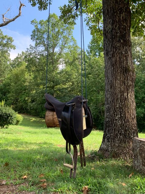 I used an old saddle and made it into a swing on horse horse farm. Saddle Repurpose Ideas, Old Saddle Repurpose, Western Airbnb, Cow Cuddling, Chicken Coop Garden, Green Backyard, Decor Pad, Equestrian Decor, Dream Barn