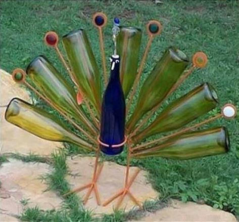 Wine Bottle Peacock Yard Art Kebun Herbal, Bottle Trees, Bottle Tree, Jardim Diy, Diy Outdoor Decor, Have Inspiration, Diy Yard, Garden Care, Wine Bottle Crafts