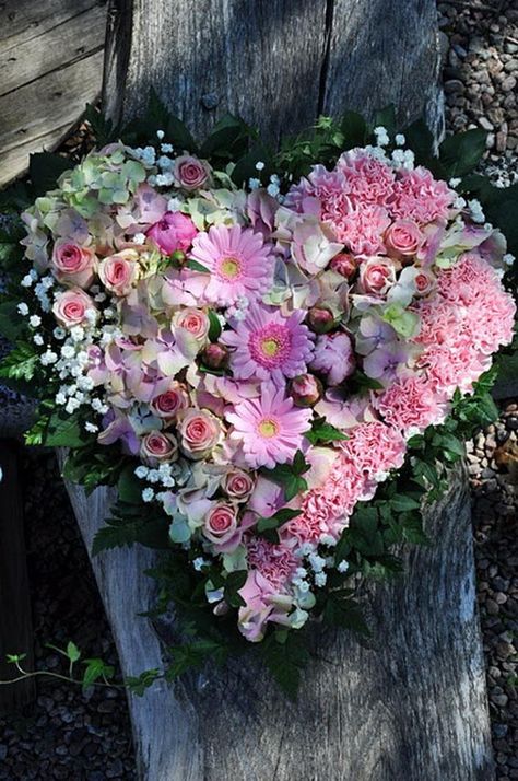 40+ Creative Flower Arrangement Ideas 2017 Strawberry Heart, Heart In Nature, Bride's Bouquet, Creative Flower Arrangements, I Love Heart, Heart Wreath, Deco Floral, Arte Floral, Heart Art