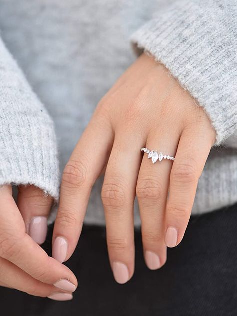 Curved Wedding Ring Set, Tiara Engagement Ring, Tiara Wedding Ring, Tiara Wedding Band, Band Ideas, Silver Promise Rings, Candles Wedding, Plain Wedding Band, Tiara Ring