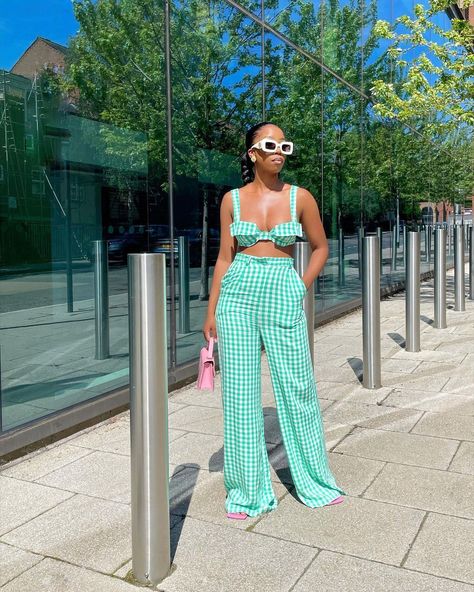 I really like this mint green two piece set. This would be cute for a summer brunch outfit, and can easily transition to night with a good blazer Looks Black, Brunch Outfit, Looks Style, Lookbook Outfits, Cute Casual Outfits, Simple Outfits, Beyonce, Rihanna, Classy Outfits