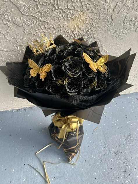 Quince Black And Gold, Black And Gold Bouquet, Black And Gold Quinceanera Theme, Black And Gold Sweet 16, Black Flower Bouquet, Golden Bouquet, Gold Quinceanera Theme, Black And Gold Flowers, Black Rose Bouquet