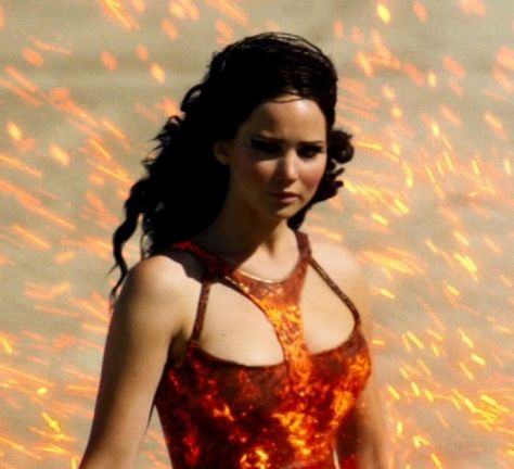 Katniss Everdeen Outfit, Katniss Outfit, Katniss Costume, Capitol Couture, Hunger Games 2, Tribute Von Panem, Hunger Games Katniss, Patent Leather Dress, Hunger Games 3