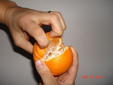 Easiest way to peel an orange Peel An Orange, Orange Peal, Navel Oranges, Fruit Peel, Black Food, Cleanse Your Body, Orange Aesthetic, Smart Things, People Eating