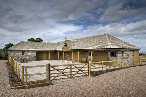 always loved and old school english yard w L shaped stable. more modern black roofline. black. red. green. lighter colored stonework. trellis and pergola. hedges. long rectanglular water trough. Stable Yard, Equestrian Building, Stable Ideas, Dream Horse Barns, Horse Barn Plans, American Barn, Barn Living, Stables Design, Dream Yard