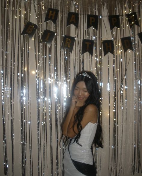 Birthday Party Glamour, All White 18th Birthday Party, Black Sweet Sixteen Party Ideas, Black And White Aesthetic Party Decor, Black Tie Theme Party Decor, Sweet Sixteen Black And White Theme, 18th Birthday Aesthetic Decorations, Mirrorball Party Aesthetic, Black Tie Sweet 16 Party Ideas