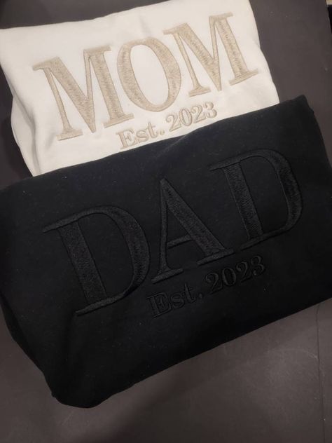 Mom And Dad Sweaters, Dad Crewneck Sweatshirt, New Mom Christmas Gift, Mom And Dad Sweatshirts, Baby Announcement For Dad, Dad Announcement Pregnancy, First Time Dad Gift Ideas, Push Gifts For New Mom, Baby Announcement To Dad