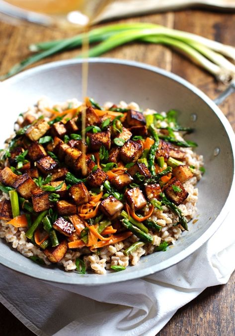 This Honey Ginger Tofu and Veggie Stir Fry is SO delicious! Served with a simple homemade honey ginger soy stir fry sauce. | pinchofyum.com Tofu Homemade, Tofu Veggie Stir Fry, Ginger Tofu, Pasta Vegetariana, Cibo Asiatico, Honey Ginger, Stir Fry Recipe, Fry Recipes, Buddha Bowls