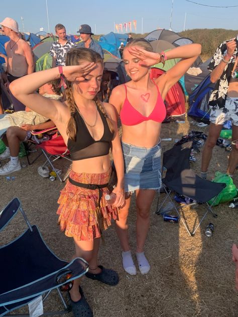 Isle Of Wight Festival Outfit, Festival Outfit Aesthetic, Festivals Aesthetic, Pride Festival Outfit, Billie Concert, Lollapalooza Outfit, Festival Fits, Pride Festival, Isle Of Wight Festival