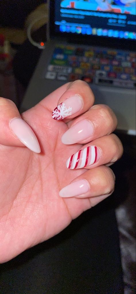 Christmas Nails Pink Candy Canes, Christmas Theme Nails Simple, Nude Candy Cane Nails, Pink Nails Christmas Short, Ombre Xmas Nails, Aesthetic Holiday Nails, Pink Red And White Christmas Nails, Holiday Nails Candy Cane, Natural Nails Christmas Design