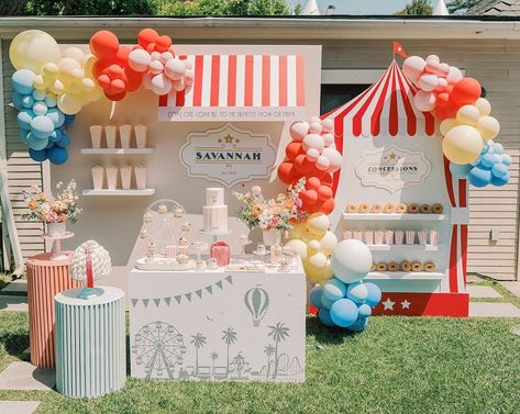 Modern Carnival Party, Carnival Backdrop, Champagne Walls, Circus Birthday Party Decorations, Carnival Birthday Theme, Korean 1st Birthday, Carnival Theme Party, Balloon Inspiration, Theme Bapteme