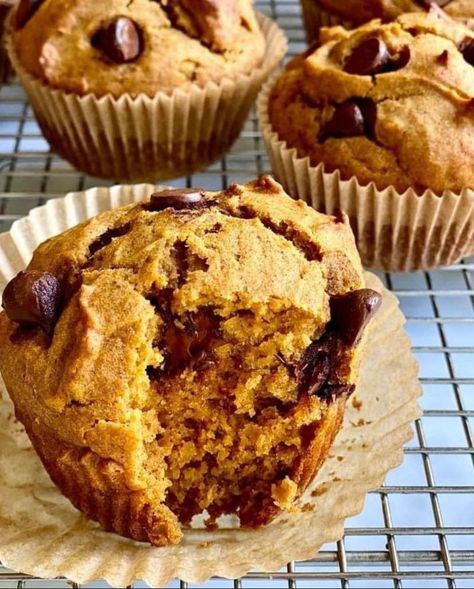 Pumpkin Chocolate Chip Muffin Recipe, Weight Watchers Pumpkin, Savory Pumpkin Recipes, Pumpkin Chocolate Chip Muffins, Simple Muffin Recipe, Pumpkin Desserts, Pumpkin Chocolate Chip, Pumpkin Pie Filling, Pumpkin Chocolate Chips