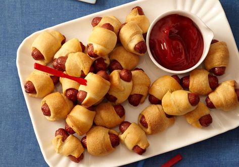 Today is National Pigs in a Blanket Day! Break out the crescent rolls and cocktail wieners for a fun surprise appetizer tonight. Kid Friendly Party Food, Party Food For Adults, Finger Foods For Kids, Birthday Party Snacks, Keto Snack, Kids Party Food, Pigs In A Blanket, Birthday Party Food, Snacks Für Party