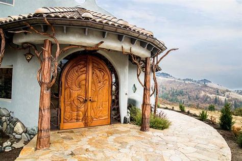 Magical wood mansion in Oregon Native American Homes, Wizard House, Native American Home, Ashland Oregon, Fairytale House, Geothermal Energy, Magical Home, American Theme, American House