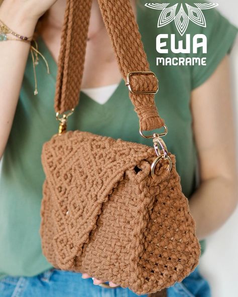 From day to night, this versatile 🤎 MACRAME CARAMEL BAG 🤎 with enough space for all the essentials and even a small water bottle! it’s both practical and stylish, don’t you think ?💭 Dive into the art of macramé with my exclusive tutorial series. Part 1 already live: ‘The Flap.’ Parts 2 coming soon! Join me on YouTube for the full experience: [Link in Bio] Comment below👇 and I will send you the link 🔗 #macramecaramelbag #macramebagtutorial #macramebag #macramecaramelflapbag #DIYFashion... Small Water Bottle, Diy Bags Patterns, Macrame Bag, Macrame Ideas, Bags Tutorial, Macrame Design, Day To Night, To Night, Macrame Patterns