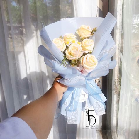 flowers bouquet Felt Daisy, Artificial Flower Bouquet, Hand Bouquet, Simple Rose, Artificial Flowers, Flowers Bouquet, Daisy, Roses, Felt