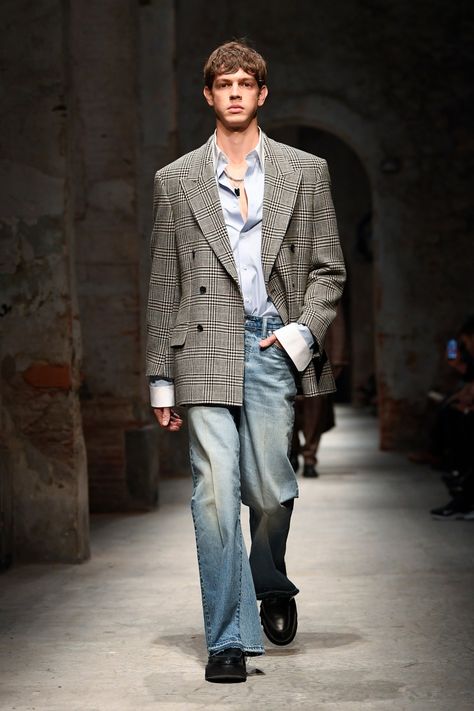 Todd Snyder Men's Fall 2024 [PHOTOS] Modern Preppy Outfits, Men Italian Fashion, Suit With Jeans For Men, Jeans With Blazer Outfit, Formal Casual Outfits Mens, Office Wear Men, Men Winter Fashion, Formal Streetwear, Mens Smart Casual Outfits